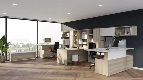 Image d’un bureau moderne baigné de lumière avec du mobilier ergonomique prêt à être installé