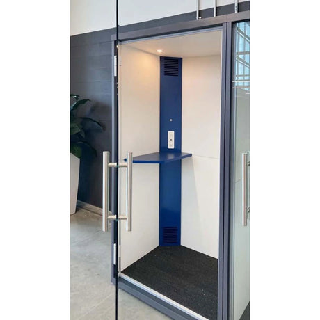 Cabine acoustique OneZone de Spec Furniture avec panneau intérieur et tablette bleus, porte vitrée ouverte