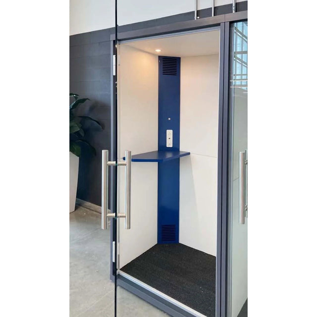 Cabine acoustique OneZone de Spec Furniture avec panneau intérieur et tablette bleus, porte vitrée ouverte