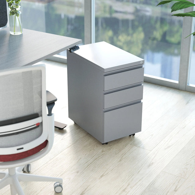 Caisson mobile 3 tiroirs en métal de la série Milo, illustré dans la couleur argent dans un environnement moderne
