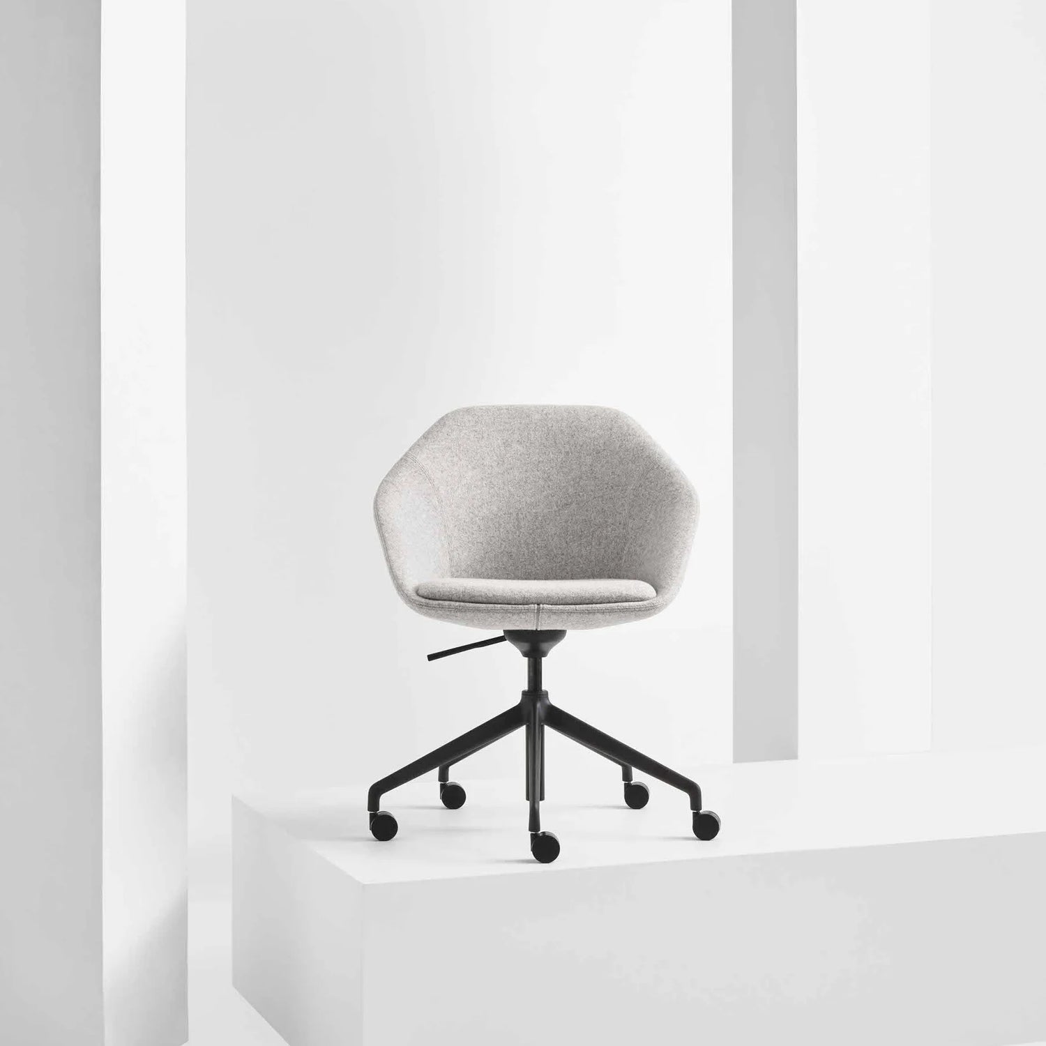 Meeting chair with castors, Famiglia