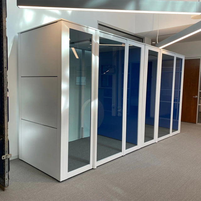 Deux cabines Island 4B blanches côte à côte, avec panneaux bleus