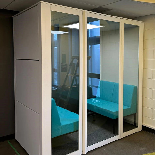 Cabine Island 4B blanche avec banquettes turquoise dans un espace de bureau lumineux