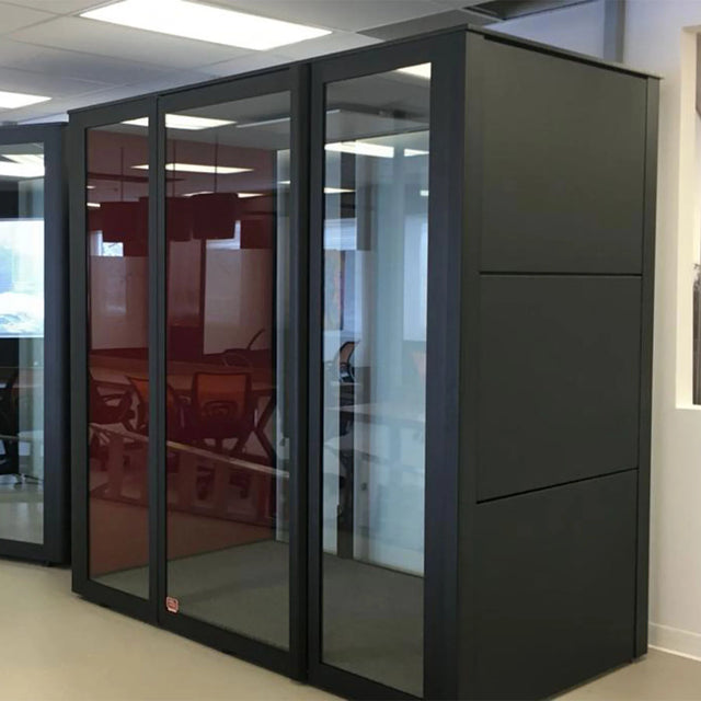 Cabine Island 4B noire, installée dans un environnement de travail moderne