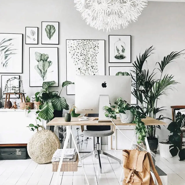 Bureau design avec plantes artificielles ByNature, décor mural botanique et ambiance scandinave lumineuse