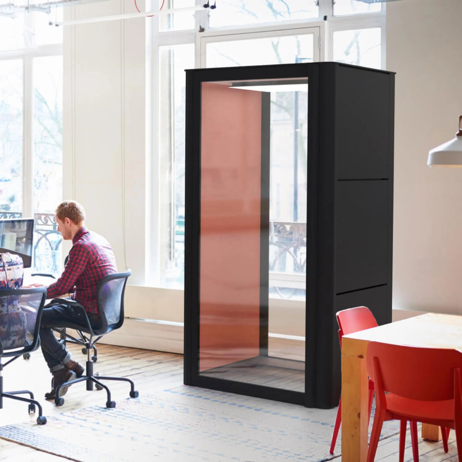 Cabine Private Island intégrée dans un environnement de bureau contemporain