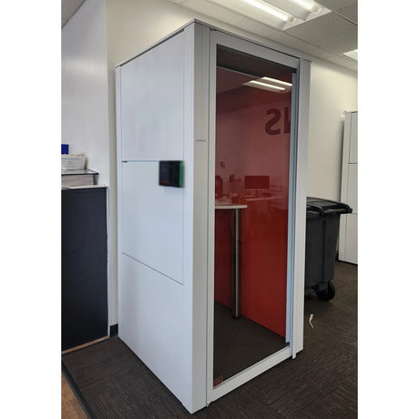 Vue extérieure de la cabine acoustique Private Island en blanc