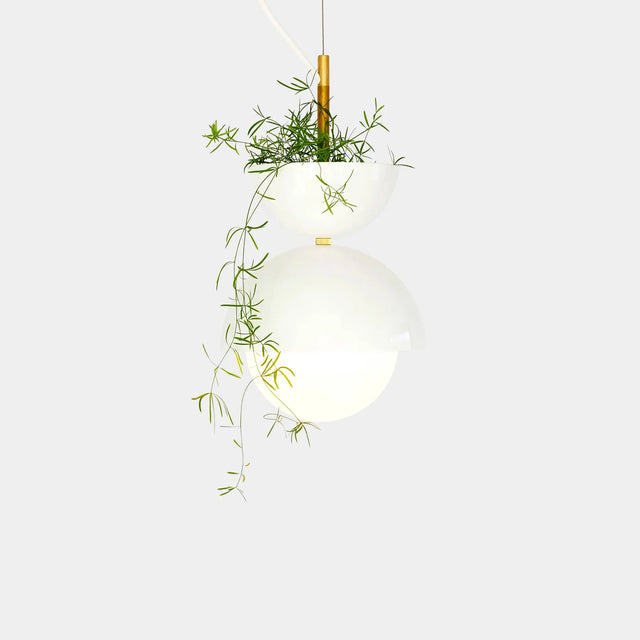 Suspension végétale lumineuse ByNature en laiton et blanc, avec verdure intégrée