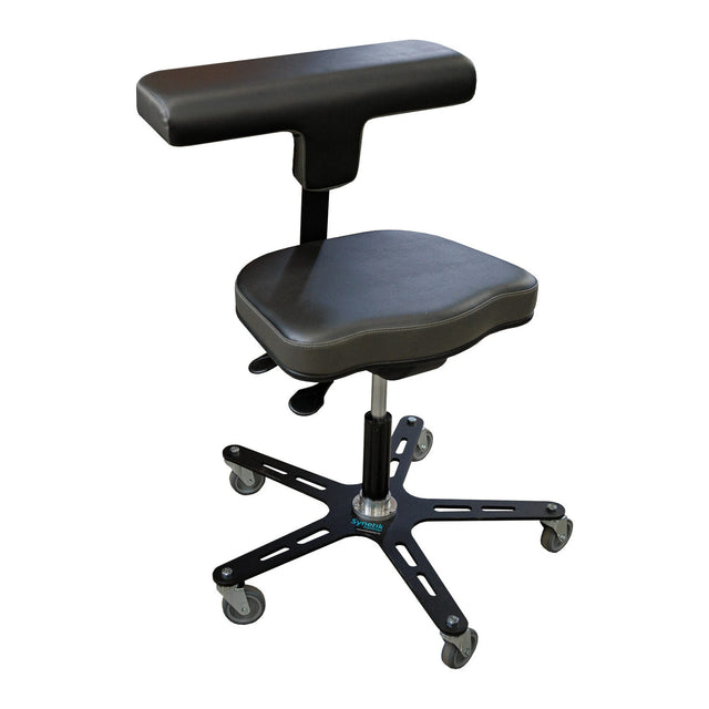 Chaise Synetik VEGA-T en vinyle avec appui thoracique et dorsal en T, assise profilée et base à cinq roulettes.