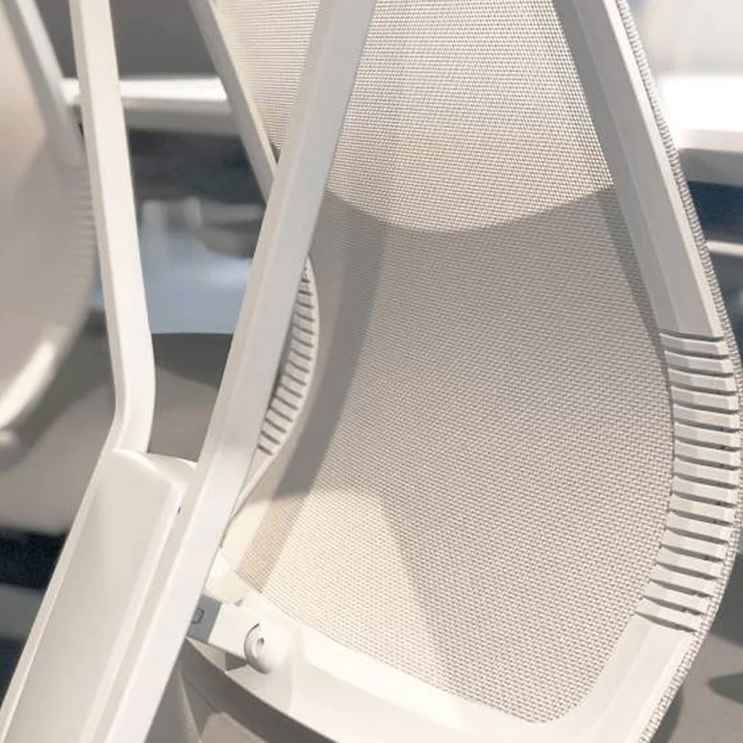 Chaise de bureau dossier moyen, bâti blanc Levo