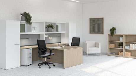 Espace de bureau moderne et lumineux au design épuré. Le mobilier est en bois clair et blanc, avec un grand bureau en L, deux chaises ergonomiques noires, des armoires de rangement et des étagères assorties.