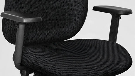 Vue rapprochée des accoudoirs et de l’assise d’une chaise de bureau ergonomique Cierra.