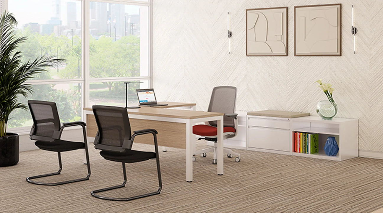 Bureau de travail ergonomique en L avec surface couleur bois et structure blanche, Solutions M3