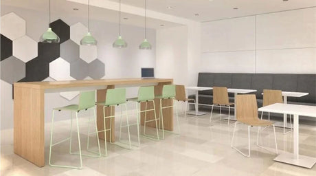 Mobilier contrat Spec Furniture : tables, chaises et cabines acoustiques dans un espace commercial moderne