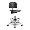 Tabouret ESD Shoptech 2000ESD-14-SKE Horizon Furniture en polyuréthane noir, avec repose-pieds chromé et base en aluminium poli.