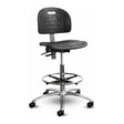 Tabouret ESD Shoptech 2000ESD-14-SKE Horizon Furniture en polyuréthane noir, avec repose-pieds chromé et base en aluminium poli.