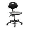 Chaise Shoptech 2600-14 en polyuréthane noir, vue de face en biais, sans accoudoirs et sur roulettes