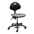 Chaise Shoptech 2600-14 en polyuréthane noir, vue de face en biais, sans accoudoirs et sur roulettes