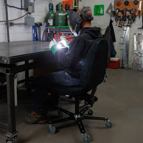 Chaise de soudure SF190 de Synetik utilisée à un poste de travail en atelier