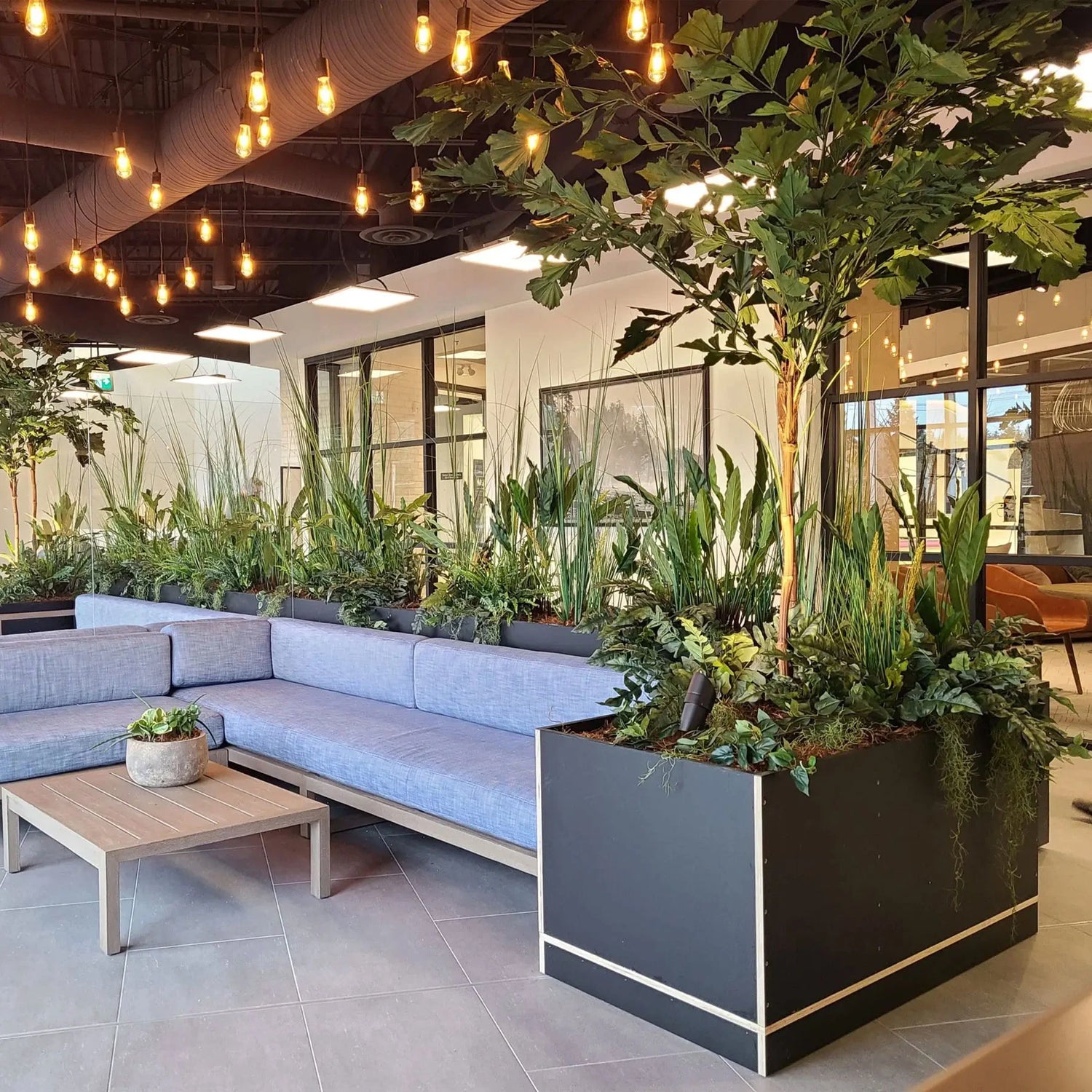 Jardinières artificielles ByNature avec plantes réalistes dans un intérieur moderne