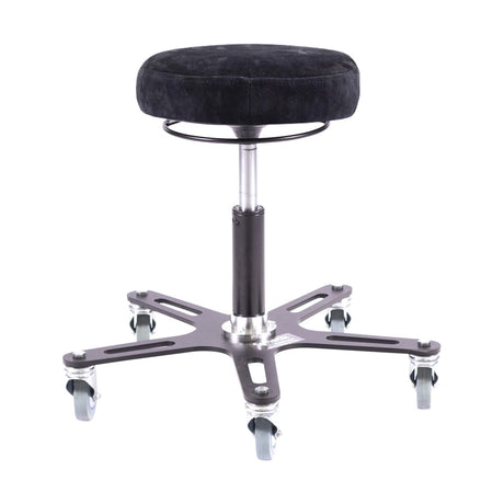 Tabouret de soudure Omnistool de Synetik avec assise ronde noire, base industrielle en acier et cinq roulettes.