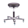 Tabouret Synetik Omnistool Vinyle à assise ronde noire, avec anneau de réglage et base à cinq roulettes.