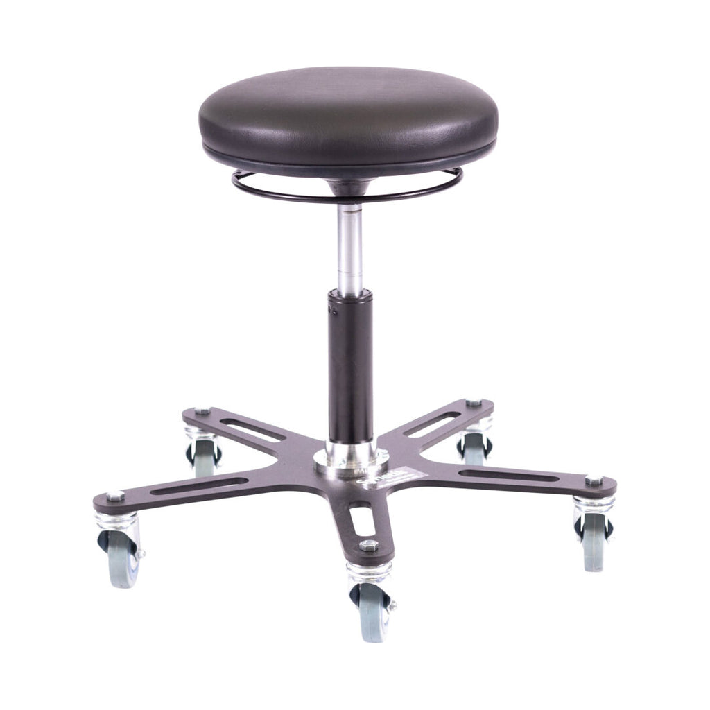 Tabouret Synetik Omnistool Vinyle à assise ronde noire, avec anneau de réglage et base à cinq roulettes.