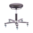 Tabouret Synetik Omnistool Vinyle à assise ronde noire, avec anneau de réglage et base à cinq roulettes.