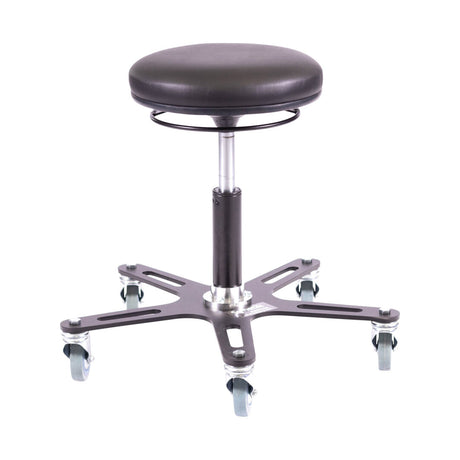 Tabouret Synetik Omnistool Vinyle à assise ronde noire, avec anneau de réglage et base à cinq roulettes.