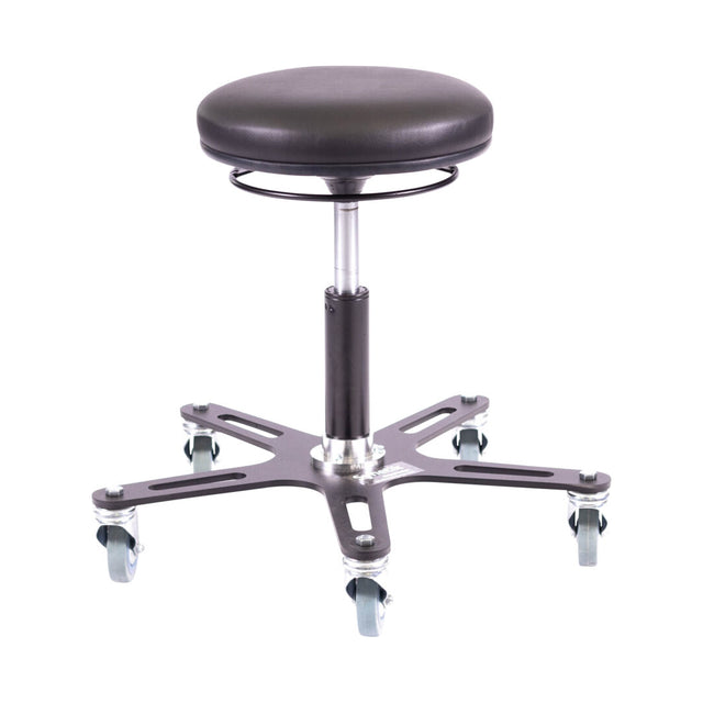 Tabouret Synetik Omnistool Vinyle à assise ronde noire, avec anneau de réglage et base à cinq roulettes.