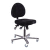 Chaise Synetik SF180 Soudure à revêtement noir, avec dossier rembourré et base métallique à cinq roulettes.