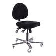 Chaise Synetik SF180 Soudure à revêtement noir, avec dossier rembourré et base métallique à cinq roulettes.