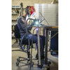 Personne effectuant un travail de soudure en position assise sur une chaise Synetik SF180 Soudure.