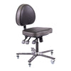 Chaise industrielle Synetik SF180 en vinyle noir et gris, avec dossier rembourré et base à cinq roulettes, vue de trois quarts.