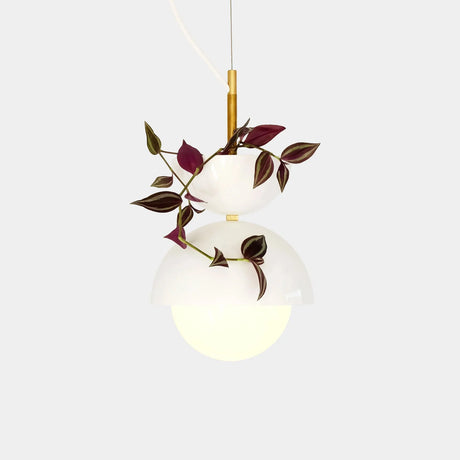 Suspension végétale lumineuse ByNature en double dôme blanc et laiton avec plante tradescantia au feuillage pourpre et vert