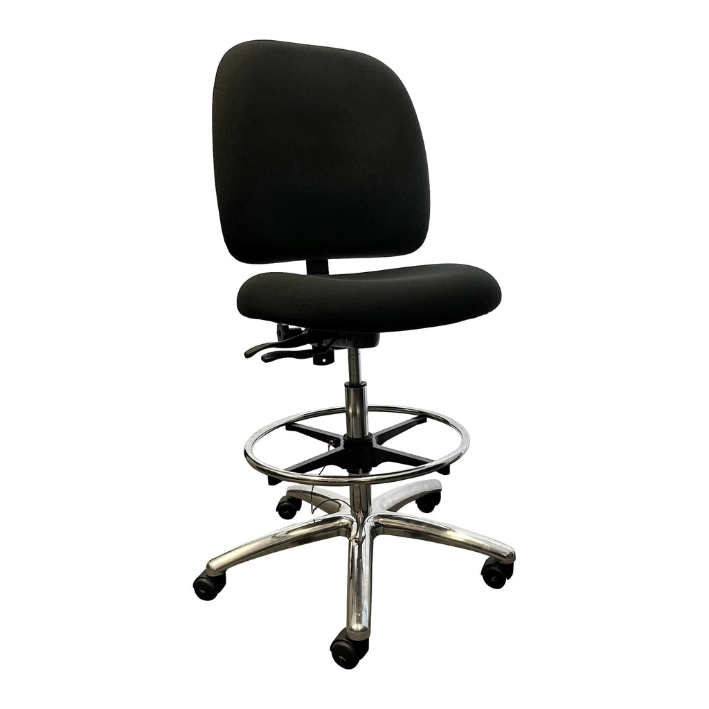 Tabouret ESD Shoptech 400ESD-14-SKE-PC1000 en tissu noir, sans accoudoirs, avec repose-pieds chromé et roulettes.