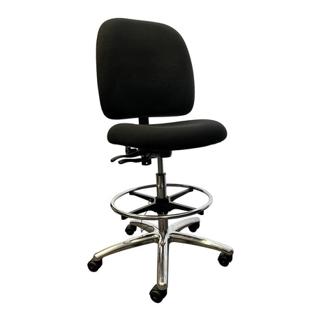 Tabouret ESD Shoptech 400ESD-14-SKE-PC1000 en tissu noir, sans accoudoirs, avec repose-pieds chromé et roulettes.