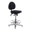 Chaise haute Synetik TF180 Soudure à revêtement noir, avec dossier, anneau repose-pieds et base à cinq roulettes.
