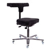 Chaise Synetik VEGA-T Soudure à revêtement noir, avec appui thoracique et dorsal en T et base métallique à roulettes.
