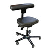 Chaise Synetik VEGA-T en vinyle avec appui thoracique et dorsal en T, assise profilée et base à cinq roulettes.