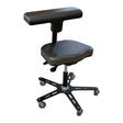 Chaise Synetik VEGA-T en vinyle avec appui thoracique et dorsal en T, assise profilée et base à cinq roulettes.